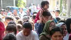 Sejumlah anak kecil iku mengantri saat kegiatan pasar murah di Jakarta, (12/6). Pasar murah yang diselenggarakan oleh Hati Suci tersebut bertujuan sebagai wadah untuk saling berbagi kepada sesama. (Liputan6.com/Faizal Fanani)
