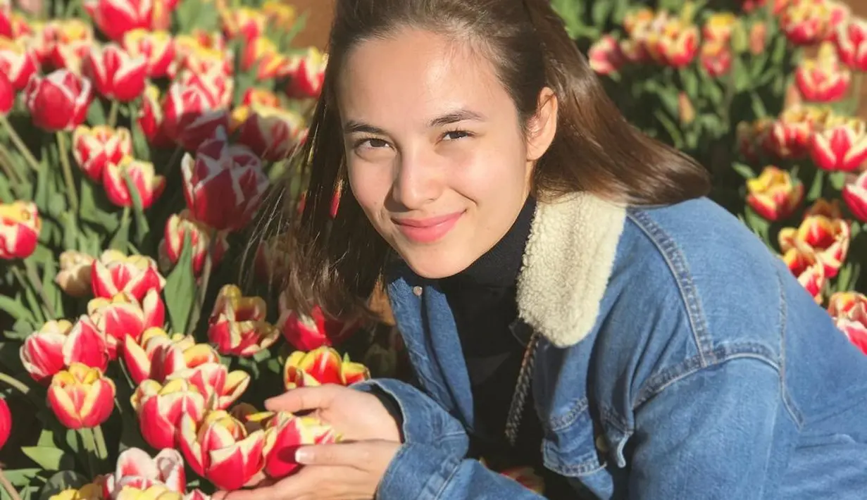 Ini adalah potret Chelsea Islan di tahun 2019. Berpose di tengah hamparan bunga, ia tampil dengan wajah natural dan rambut sebahunya yang ditata lurus dan dibiarkan tergerai. Foto: Instagram.