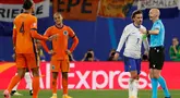 Ekspresi penyerang Belanda, Xavi Simons (kedua kiri) setelah gol yang dicetaknya dianulir oleh wasit Inggris Anthony Taylor (kanan) setelah tinjauan VAR selama pertandingan sepak bola Euro 2024 Grup D melawan Prancis di Stadion Leipzig, Jerman pada 21 Juni 2024. (Odd ANDERSEN/AFP)