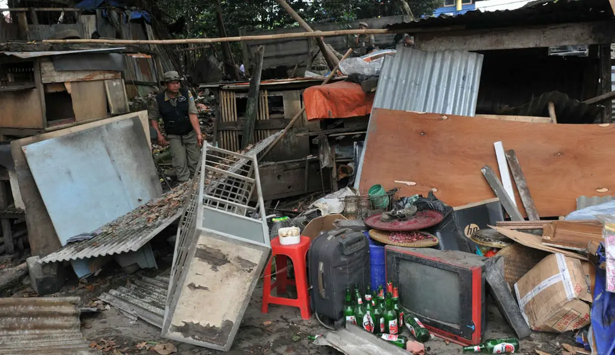 Empat puluh tiga  bangunan di Jalan Raya Pasar Jumat habis dibongkar oleh satpol PP (Liputan6.com/Johan Tallo)
