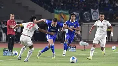 Pemain anyar Persib Bandung, Luka Menalo (9), berusaha melewati kawalan pemain Arema FC pada laga Grup A Piala Presiden 2026 di Stadion Si Jalak Harupat, Soreang, Kabupaten Bandung, Sabtu (25/7/2026) malam. Persib mengawali turnamen dengan kemenangan 1-0 berkat gol Uilliam Barros pada menit ke-23 dan selanjutnya akan menghadapi DPMM FC Brunei Darussalam. (Bola.com/Erwin Snaz)