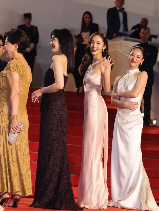 Belum lagi riasan wajah natural dengan tambahan red lipstik yang bold, tapi sangat pas dengan keseluruhan penampilannya. Foto: Instagram.