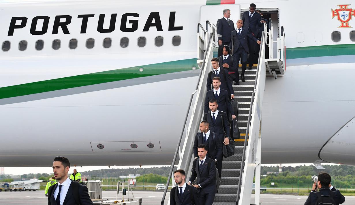 Bintang Portugal, Cristiano Ronaldo, bersama rekan-rekannya saat tiba di Bandara Zhukovsky, Moskow, Sabtu (9/6/2018). CR 7 akan berjuang bersama Portugal pada ajang Piala Dunia 2018 Rusia. (AFP/Yuri Kadobnov)