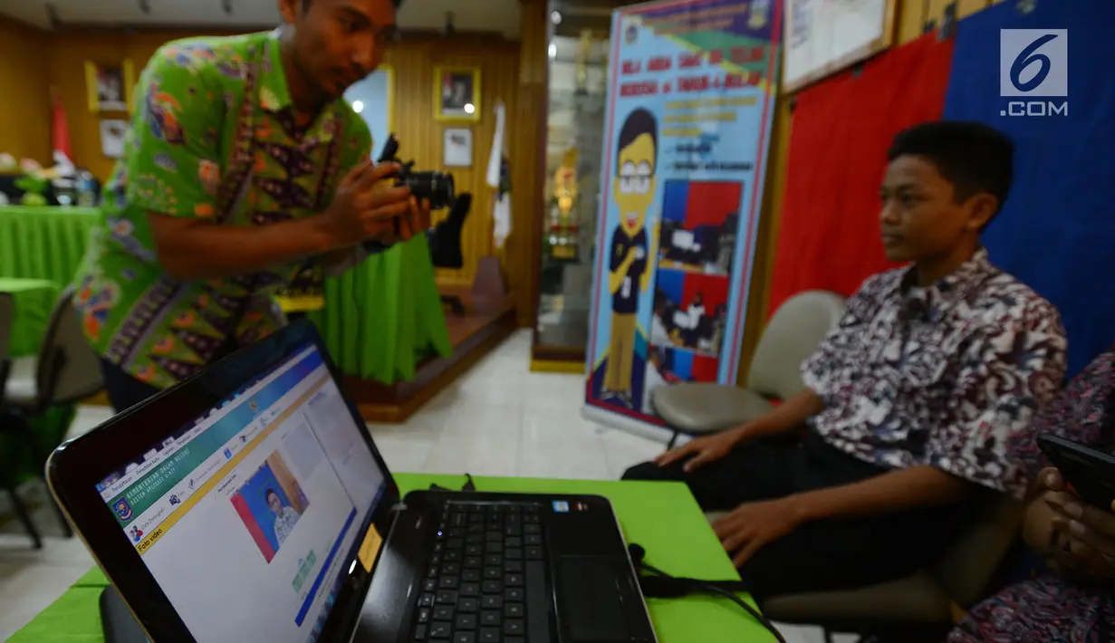Petugas melakukan perekaman data E-KTP di SMKN 28, Jakarta, Kamis (10/1). Dukcapil Jaksel menyambangi 34 SMA/SMK sederajat sebagai program jemput bola perekaman data siswa yang akan masuk usia 17 tahun hingga Maret 2019 ini. (Merdeka.com/Imam Buhori)
