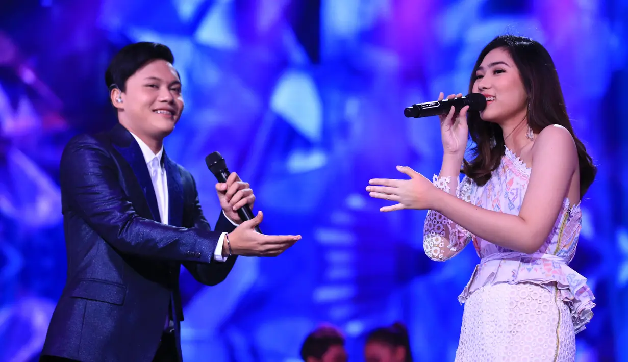 Sain duet dengan Isyana, Rizky juga berkolaborasi dengan penyanyi senior, Titi DJ. Merupakan cita-cita Ikki membawakan lagu lawas dan berduet dengan seorang Diva Indonesia. (Adrian Putra/Bintang.com)