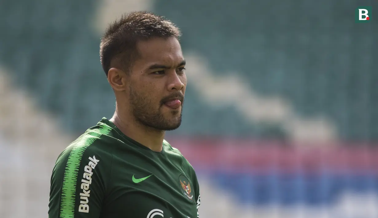 Kiper Timnas Indonesia, Andritany Ardhiyasa, saat latihan di Stadion Wibawa Mukti, Jawa Barat, Selasa (6/11). Latihan ini merupakan persiapan jelang Piala AFF 2018. (Bola.com/Vitalis Yogi Trisna)