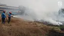 Petugas pemadam kebakaran memadamkan api saat uji coba Tank MT-LBu-GPM-10 di kawasan Cakung, Jakarta, Rabu (24/7/2019). Uji coba kendaraan lapis baja amfibi tersebut dilakukan oleh PT Sena Sanjaya Makmur Sejahtera Tank Division. (Liputan6.com/Herman Zakharia)