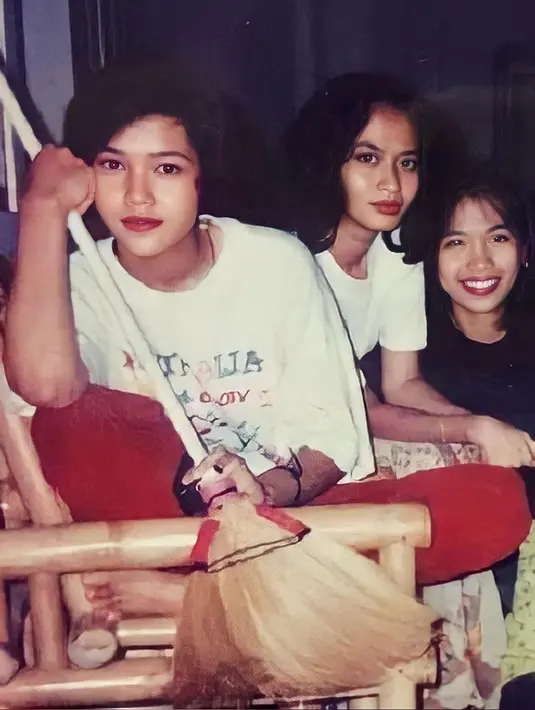 <p>Potretnya istri pengusaha Irwan Mussry saat masih berusia 18 tahun. Maia mengaku tertawa saat melihat potret jadul yang diambil tahun 1994 silam. [Instagram/maiaestiantyreal]</p>