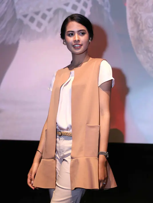 Sebelumnya, remaja yang baru saja menyelesaikan studi di Oxford, Inggris Jurusan Ekonomi itu tidak percaya dengan tawaran tersebut. Dua minggu sejak tawaran itu langsung masuk studio untuk rekaman. (Nurwahyunan/Bintang.com)