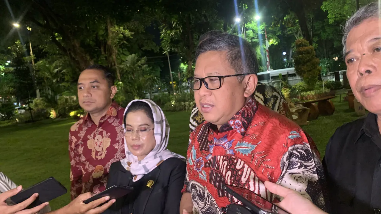 Sekjen PDIP Hasto Kristiyanto usai bertemu Gubernur Jatim Khofifah Indar Parawansa