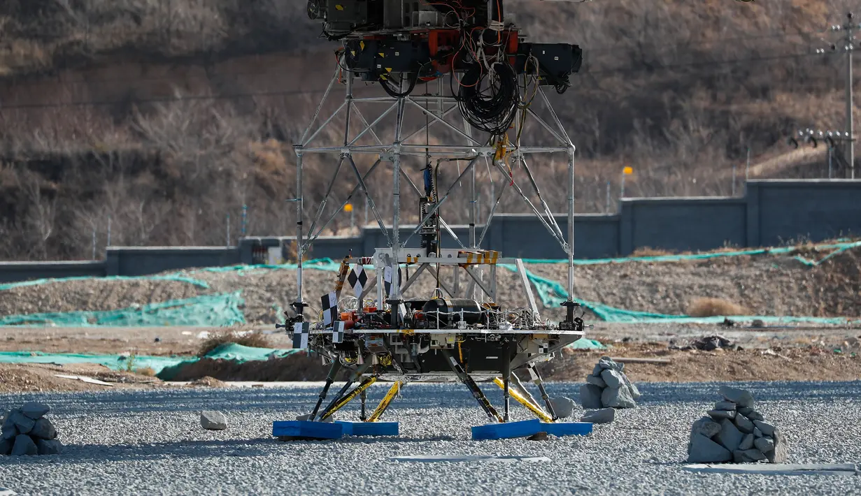 Seorang pendarat bersiap menjalani uji coba pendaratan di Mars, Huailai, Hebei, China, Kamis (14/11/2019). China mengundang pengamat internasional untuk melihat uji coba pendaratan di Mars tersebut. (AP Photo/Andy Wong)