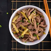 Ilustrasi tumis daging dengan bawang bombay/copyright freepik.com/Timolina