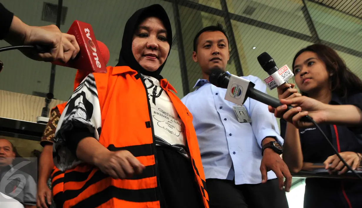Istri Bupati Musi Banyuasin, Lucianty usai diperiksa KPK, Jakarta, Rabu (6/1/2016). KPK memperpanjang penahanan terhadap Bupati Muba, Pahri Azhari dan istri Lucianty selama 40 hari ke depan.  (Liputan6.com/Helmi Afandi)