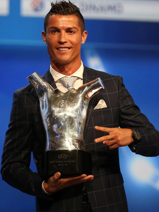 Cristiano Ronaldo foto bersama dengan trofi Pemain Terbaik Eropa musim 2015-2016 di Monako, (25/8). Gelar tersebut diraih lantaran Ronaldo membantu Portugal meraih gelar Piala Eropa pertama dalam sejarah mereka. (REUTERS/Eric Gaillard)