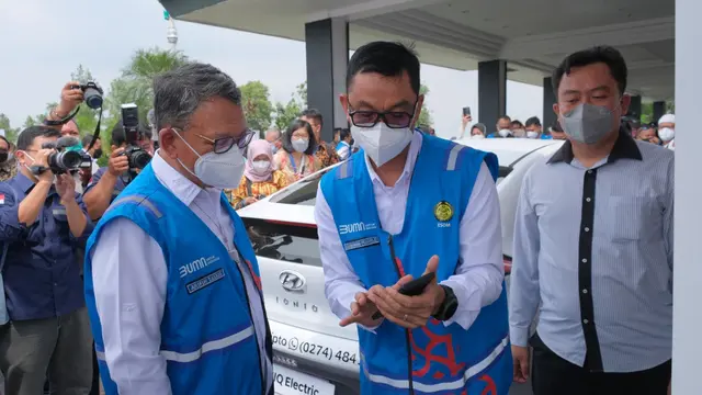 Kementerian Energi dan Sumber Daya Mineral (KESDM) bersama PT PLN (Persero) menggelar parade motor listrik dalam memeriahkan pelaksanaan G20 Energy Transition Working Group (ETWG) di Yogyakarta