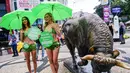 Dua aktivis wanita dari PETA yang menyebut diri mereka "Selada Ladies" memakai bikini daun selada mempromosikan gaya hidup vegan di Istanbul, Turki (17/8). Mereka mengajak masyarakat untuk beralih dengan gaya hidup vegetarian. (AFP Photo/Yasin Akgul)
