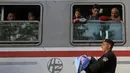 Seorang polisi menggendong seorang anak imigran saat yang akan naik kereta di stasiun kereta api di Tovarnik, Kroasia (21/9/2015). (REUTERS / Antonio Bronic)