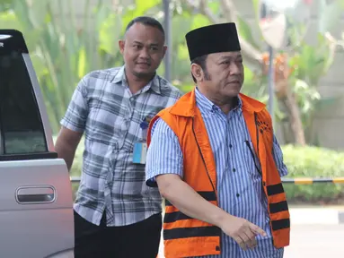 Bupati Lampung Selatan nonaktif Zainudin Hasan tiba di gedung KPK, Jakarta, Sabtu (15/8). Zainudin Hasan diperiksa sebagai tersangka terlibat menerima suap terkait proyek infrastruktur di wilayah Kab Lampung Selatan. (Merdeka.com/Dwi Narwoko)