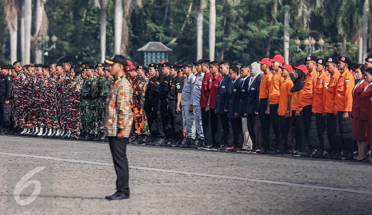Peserta mengikuti Apel Gelar Nasional Bela Negara 2016 di Silang Monas, Jakarta, Selasa (23/8). Apel diiikuti 10.000 peserta terdiri dari kementerian/lembaga terkait, TNI, Polri, Forum Bela Negara dan komponen bangsa lainnya. (Liputan6.com/Faizal Fanani)