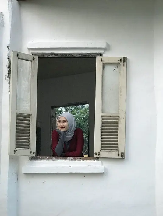 “Kali ini telah dipastikan bersalin di Yogyakarta. Tanggal melahirkan diserahkan kepada kami. Awalnya kami berpikir, wah gila masa kami menentukan tanggal persalinan kayaknya ini bukan wewenang kami deh,” tutur Zaskia. (Instagram/zaskiadyamecca)