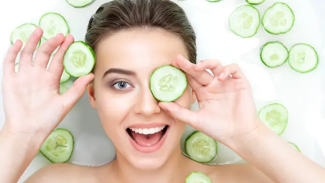 Trik Menghilangkan Mata Panda yang Tebal, dari Cara Alami hingga Bantuan Skincare