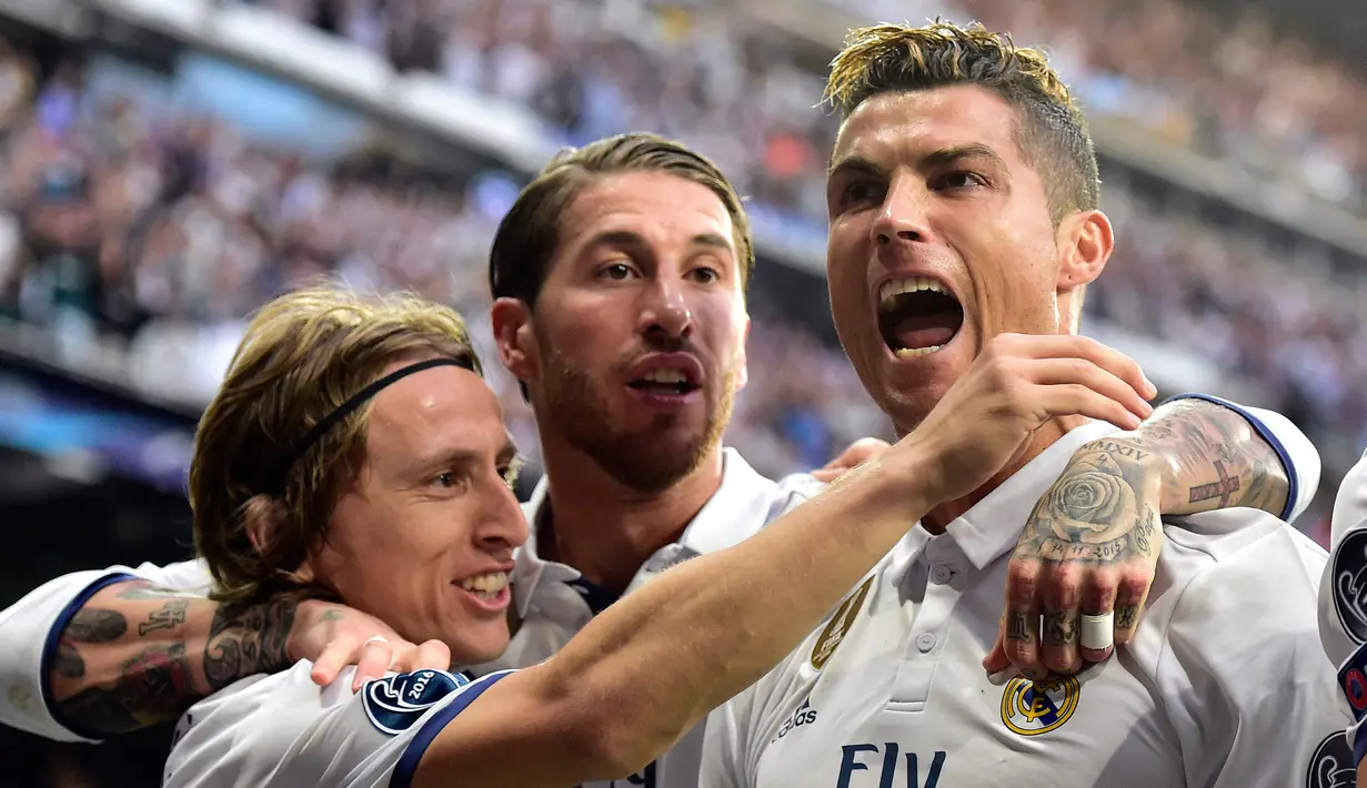 Cristiano Ronaldo (CR7) merayakan golnya bersama rekan saat leg pertama semifinal Liga Champions melawan Atletico Madrid di Santiago Bernabeu, Rabu (3/5). Ronaldo memborong semua gol Real Madrid dalam kemenangan 3-0. (AFP Photo)