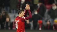 Pencetak gol Bayern Munchen Robert Lewandowski bertepuk tangan setelah mengalahkan Salzburg pada pertandingan leg kedua babak 16 besar Liga Champions di Munich, Jerman, 8 Maret 2022. Bayern Munchen menang 7-1. (AP Photo/Matthias Schrader)