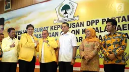 Ketua Umum DPP Partai Golkar Airlangga Hartarto bersalaman dengan pasangan bakal calon Gubernur Sumatera Utara Edy Rahmayadi dan bakal calon Wakil Gubernur Sumut Musa Rajekshah di Kantor DPP Partai Golkar, Jakarta, Jumat (5/1). (Liputan6.com/JohanTallo)