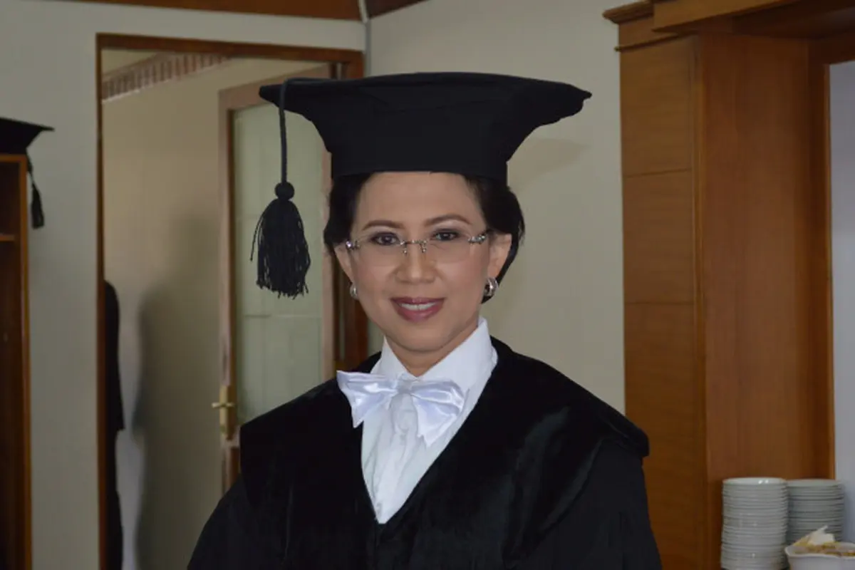 Ova Emilia pada Jumat 20 Mei 2022 terpilih sebagai Rektor Universitas Gadjah Mada atau Rektor UGM Yogyakarta periode 2022-2027.