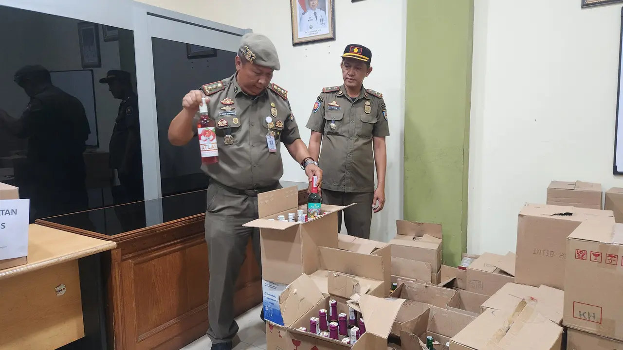 Satpol PP Depok Sita Ribuan Miras Dari Penjual Berkedok Toko Jamu