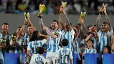 Lionel Messi dan rekan setimnya mengangkat trofi Piala Dunia saat merayakan kemenangan Argentina atas Panama pada pertandingan laga persahabatan di Stadion Monumental, Buenos Aires, Argentina, Kamis (23/3/2023). (AP Photo/Natacha Pisarenko)