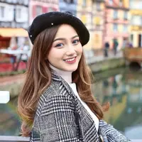 Babymoon ke Eropa jelang melahirkan beberapa bulan lalu, penampilan Nanda Arsyinta sukses mencuri perhatian. Meski tengah hamil, istri Ardya Tridwantoro ini tetap tampil stylish dengan blazar panjang yang terbalut di tubuhnya. Topi baret warna hitam yang dikenakan Nanda juga mendukung penampilannya jadi makin menarik. (Liputan6.com/IG/@nandaarsynt)