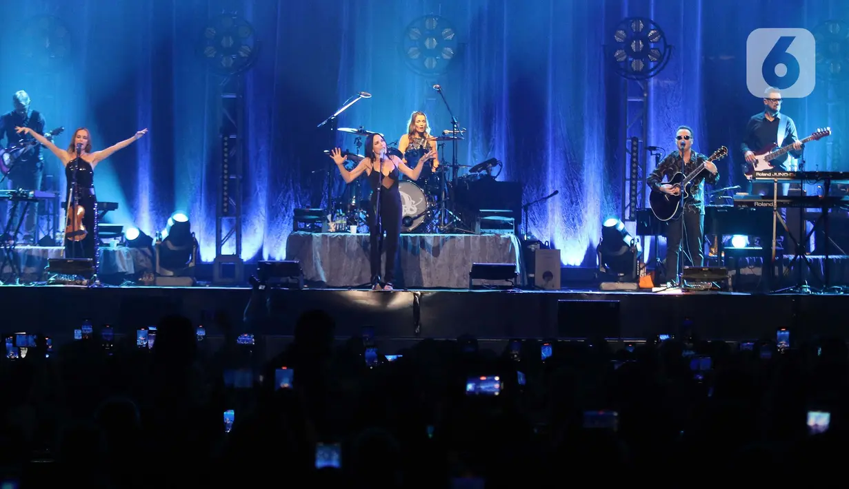 Grup band asal Irlandia, The Corrs saat tampil dalam konsernya di Beach City International Stadium, Jakarta, Sabtu (8/2/2024). (Liputan6.com/Herman Zakharia)