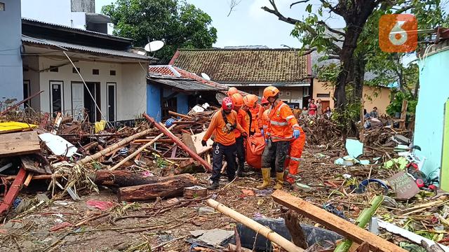 Tim SAR saat mengevakuasi jenazah korban banjir di Kecamatan Palabuhanratu Kabupaten Sukabumi, Jumat (7/3/2025). (Liputan6.com/Fira Syahrin).