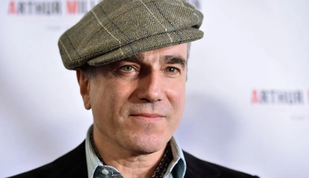 Daniel Day-Lewis, sudah cukup lama berkiprah di dunia perfilman. Beberapa judul film telah dibintanginya seperti Gangs of New York, There Will Be Blood, dan Lincoln. Namun sebentar lagi para penggemar tak bisa lagi menyaksikan Daniel. (AFP/Bintang.com)
