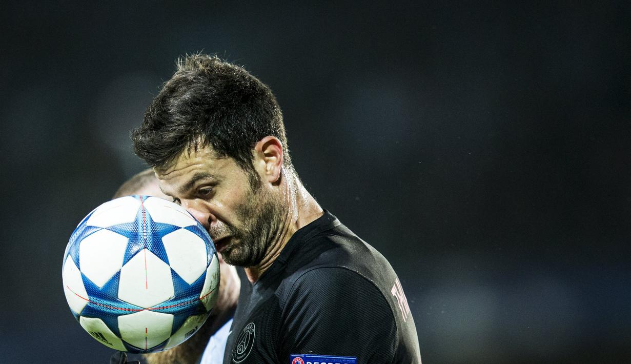 Pemain Paris Saint Germain, Thiago Motta, menyundul bola pada laga Liga Champions melawan Malmo FF di Malmo, Swedia, Rabu (25/11/2015) WIB dini hari. (Reuters/Andreas Hillergren/TT News Agency)