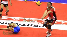 Pemain Jakarta Pertamina Energi, Amasya Manganang, berusaha mengembalikan bola ke arah lapangan Gresik Petrokimia pada putaran pertama Proliga 2016 di GOR Ken Arok, Malang, Sabtu (20/2/2016). (Bola.com/Nicklas Hanoatubun)