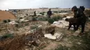 Tampak puing-puing pemakaman berserakan. Batu nisan dan makam yang rusak dilindas oleh kendaraan militer tampak berserakan. (AP Photo/Mohammed Dahman)