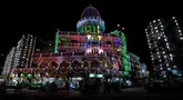 Sebuah masjid dihiasi dengan lampu-lampu untuk menyambut Maulid Nabi Muhammad SAW di Karachi, Pakistan, Jumat, 13 September 2024. (AP Photo/Fareed Khan)