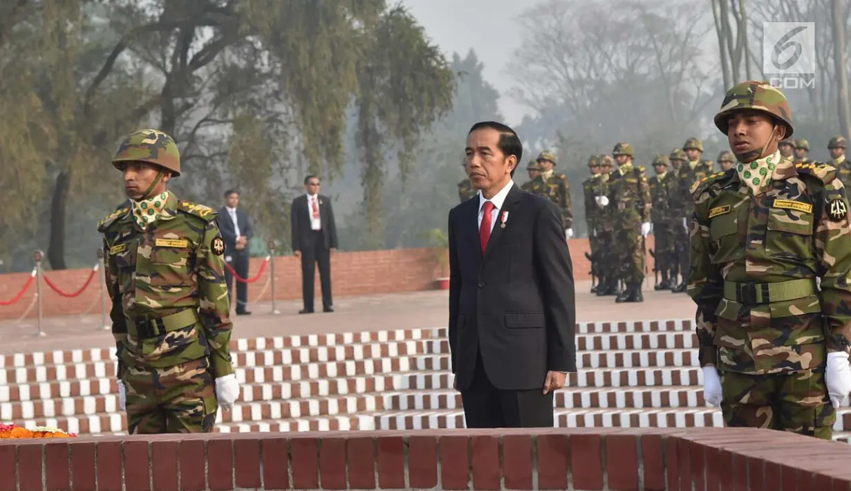Presiden Joko Widodo didampingi pasukan kehormatan Bangladesh mengheningkan cipta selama satu menit di National Martyrs’ Memorial di Savar, Bangladesh (28/1). (Liputan6.com/Pool/Rusman Biro Pers Setpres)