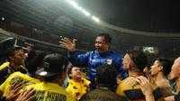 Pelatih Jafri Sastra digotong para pemain Mitra Kukar usai timnya menjuarai turnamen Piala Jenderal Sudirman dengan mengalahkan Semen Padang 2-1 di Stadion Utama Gelora Bung Karno, Jakarta, Minggu (24/1/2016). (Liputan6.com/Helmi Fithriansyah)