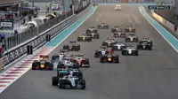 Pebalap Mercedes, Lewis Hamilton, yang memimpin balapan sejak start menjadi juara F1 GP Abu Dhabi di Sirkuit Yas Marina, Minggu (27/11/2016). (Bola.com/Twitter/F1)