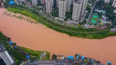 Kondisi banjir di Distrik Qijiang, Kota Chongqing, China barat daya (1/7/2020). Di Distrik Qijiang, Kota Chongqing, guyuran hujan telah menyebabkan peningkatan debit air ke sungai-sungai di daerah pusat kota, dan beberapa pagar pengaman di sepanjang sungai rusak oleh derasnya arus air. (Xinhua/Chen