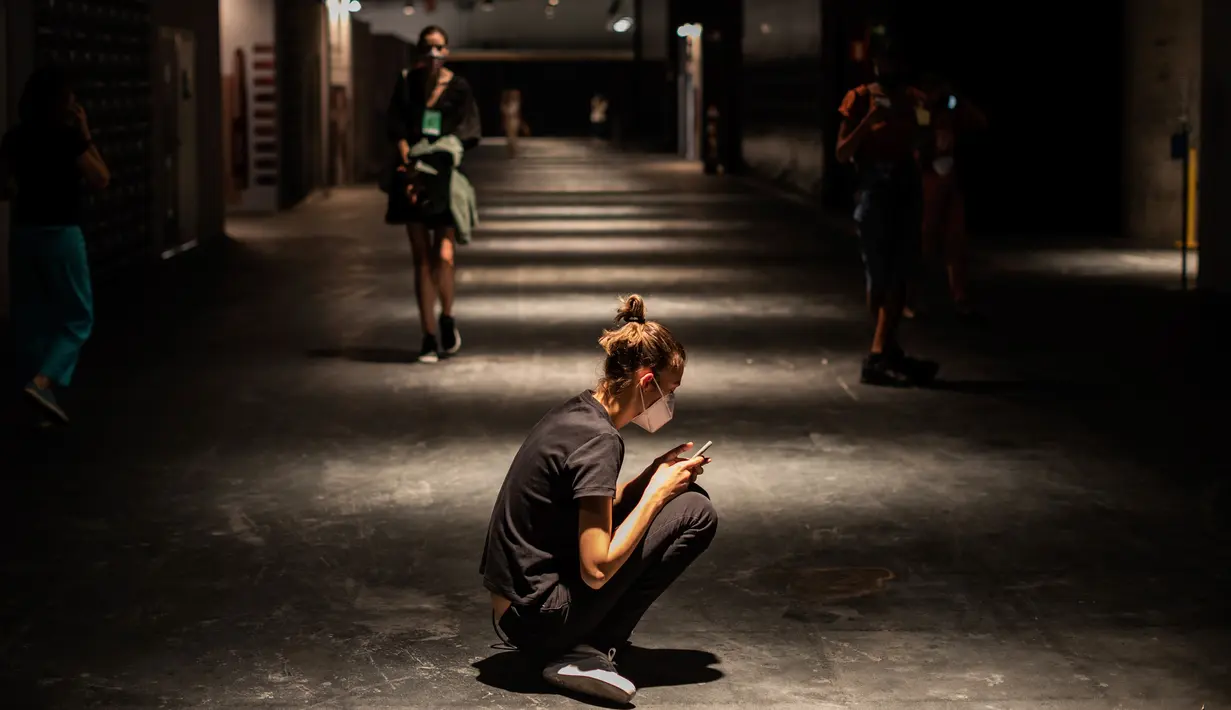 Seorang model menunggu di belakang panggung Mercedes-Benz Fashion Week di Madrid, Spanyol, Rabu (9/9/2020). Mode Spanyol berlangsung dari 10 - 13 September di bawah protokol kesehatan dan pedoman jarak sosial karena pandemi corona. (AP Photo/Bernat Armangue)