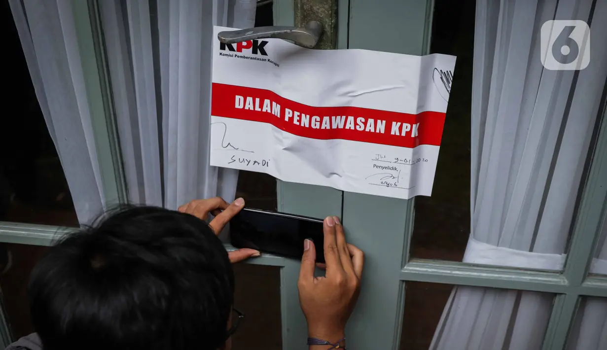 Ruang kerja komisioner KPU Wahyu Setiawan yang tertempel segel stiker dalam pengawasan KPK usai penggeledahan di Kantor KPU sementara, Jakarta, Kamis (9/1/2020).  Penggeledahan dan penyegelan terkait operasi tangkap tangan (OTT) KPK terhadap Wahyu pada 8 Januari kemarin. (Liputan6.com/Faizal Fanani)