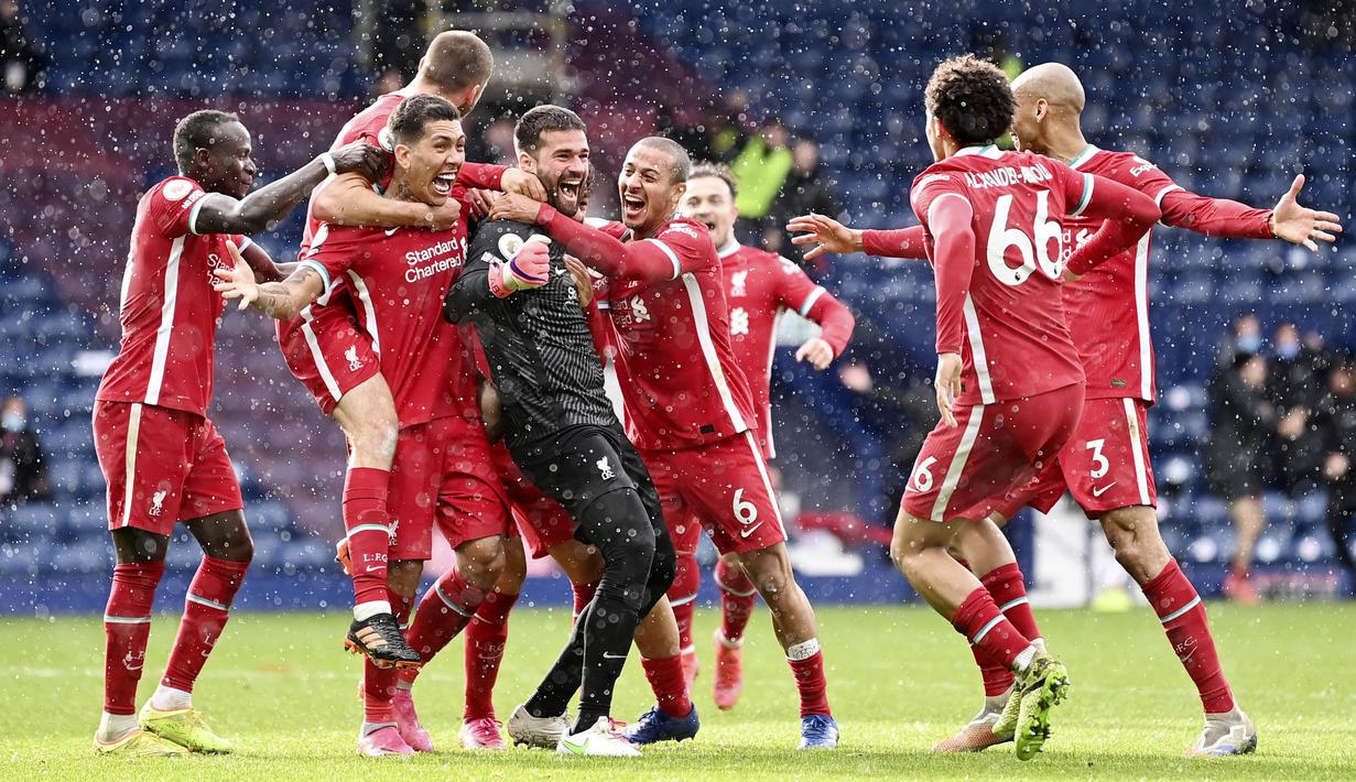 Para pemain Liverpool merayakan gol yang dicetak oleh Alisson Becker ke gawang West Bromwich Albion pada laga Liga Inggris di Stadion the Hawthorns, Minggu (16/5/2021). Liverpool menang dengan skor 2-1. (Laurence Griffiths/Pool via AP)