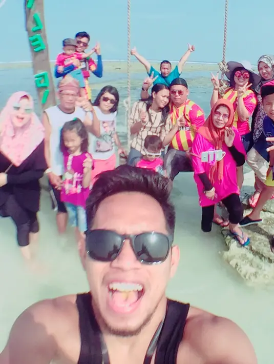 Andik Vermansah bersama keluarga besarnya mengunjungi lokasi wisata Gili Trawangan dan Pantai Pink di Pulau Lombok, (24-27/12/2015). (Bola.com/Dok. Pribadi)