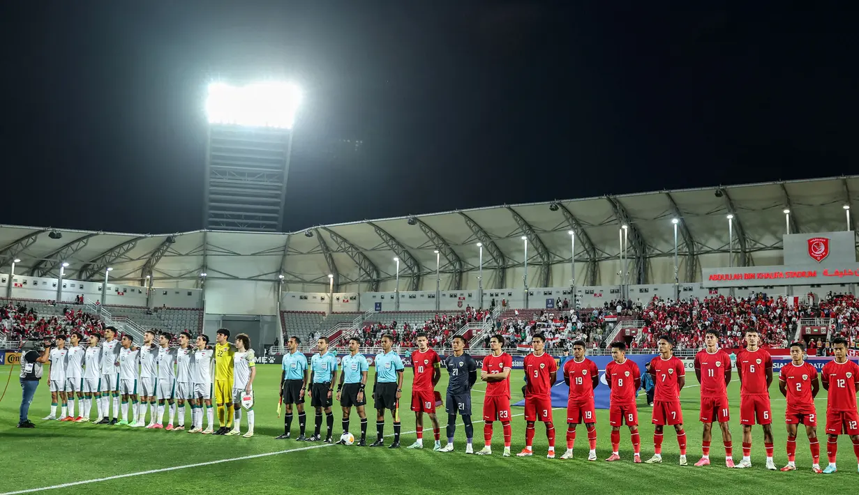 <p>Para pemain starting XI Timnas Indonesia U-23 (kanan) dan Irak U-23 berbaris sebelum dimulainya laga perebutan tempat ketiga Piala Asia U-23 2024 di Abdullah bin Khalifa Stadium, Doha, Qatar, Kamis (2/5/2024). (AFP/Karim Jaafar)</p>