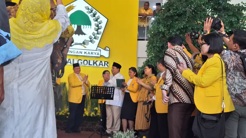 Momen menarik terjadi saat Ketua Umum Partai Gerindra sekaligus bakal calon presiden (bacapres) Koalisi Indonesia Maju, Prabowo Subianto menghadiri syukuran HUT ke-59 Partai Golkar di Jakarta Barat, Jumat (20/10/2023).