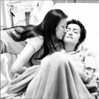 Sarwendah mencium Julia Perez. (Instagram - @sarwendah29)